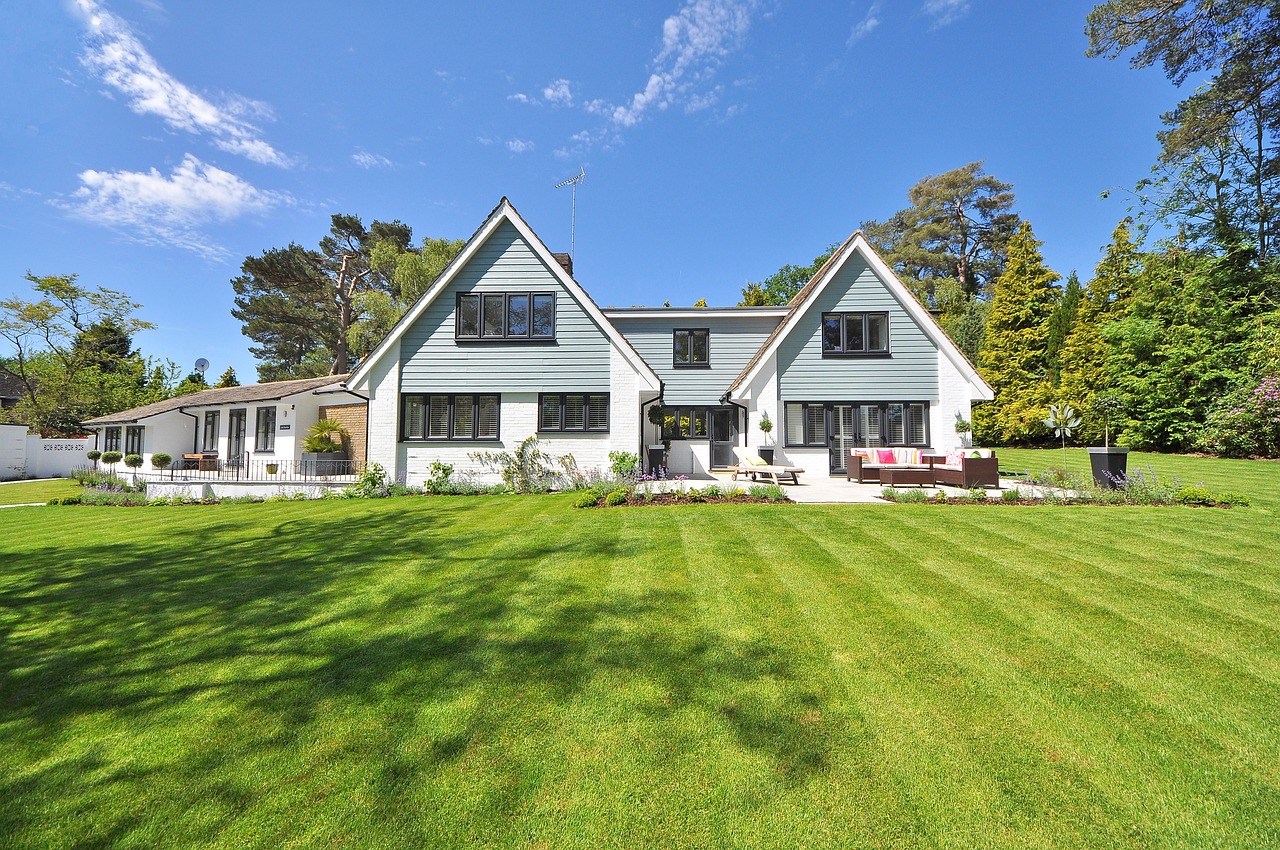Large house, freen lawn. Image by Pixabay