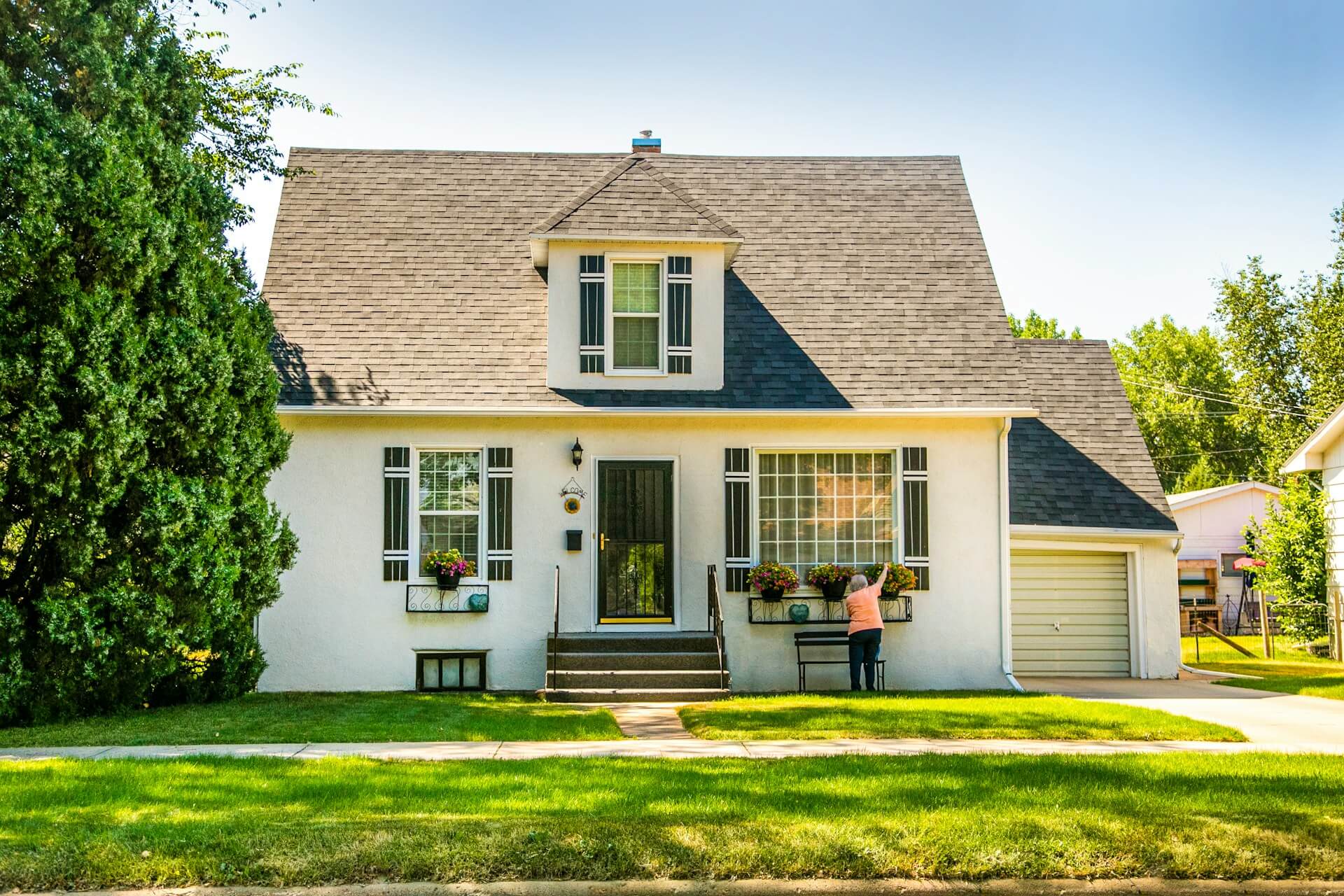 House with a car in front of it. Image by Pixabay