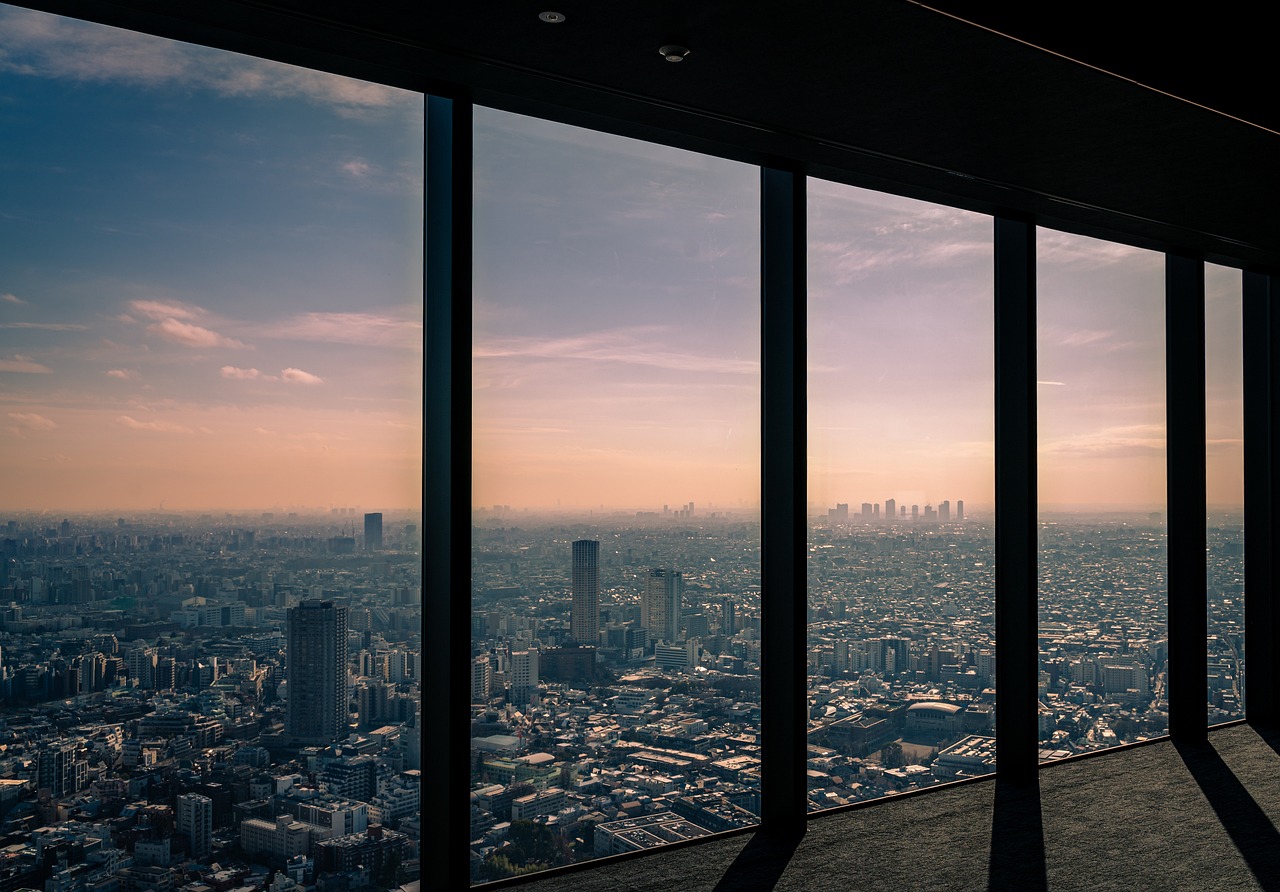 A tall, modern building with many windows in Shibuya, Tokyo, Japan. Image by Pixabay