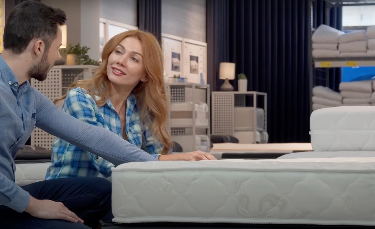 A couple mattress shopping. Imabe by Pixabay