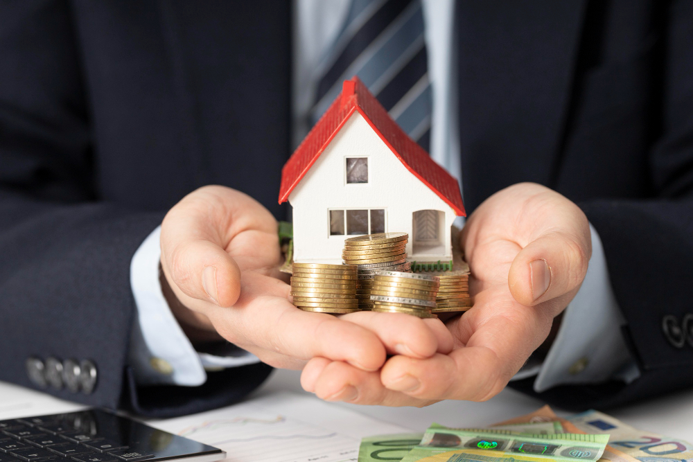Person holding a houe and coins in their hands. Image by Freepik