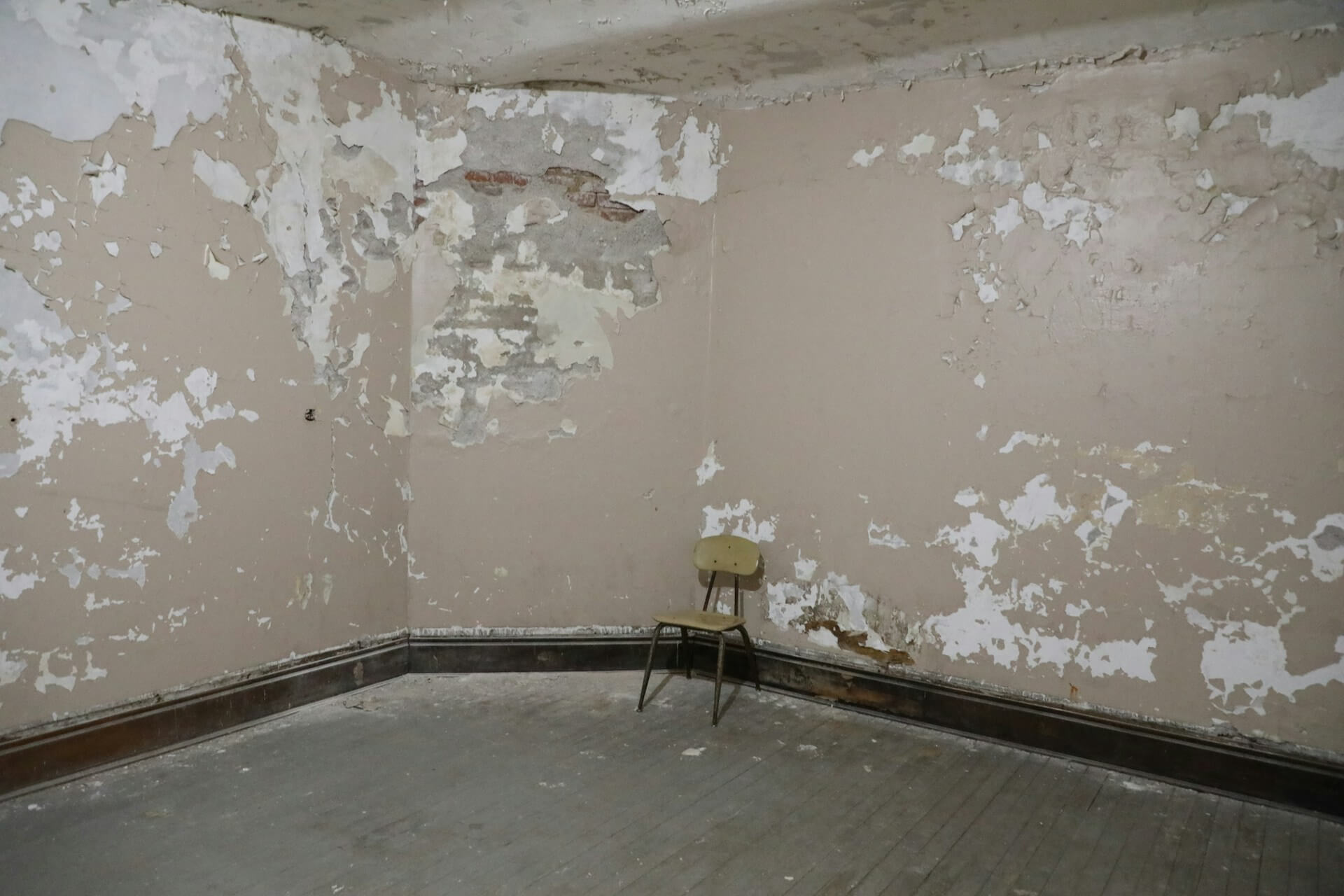 wall damage, chair. Image by Unsplash