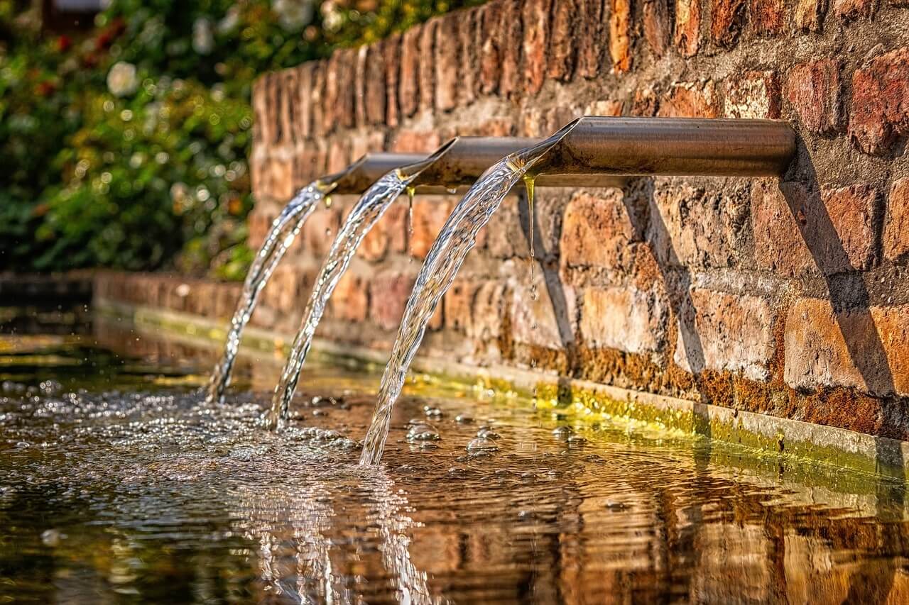 Ffountain, water flow. Image by Pixabay