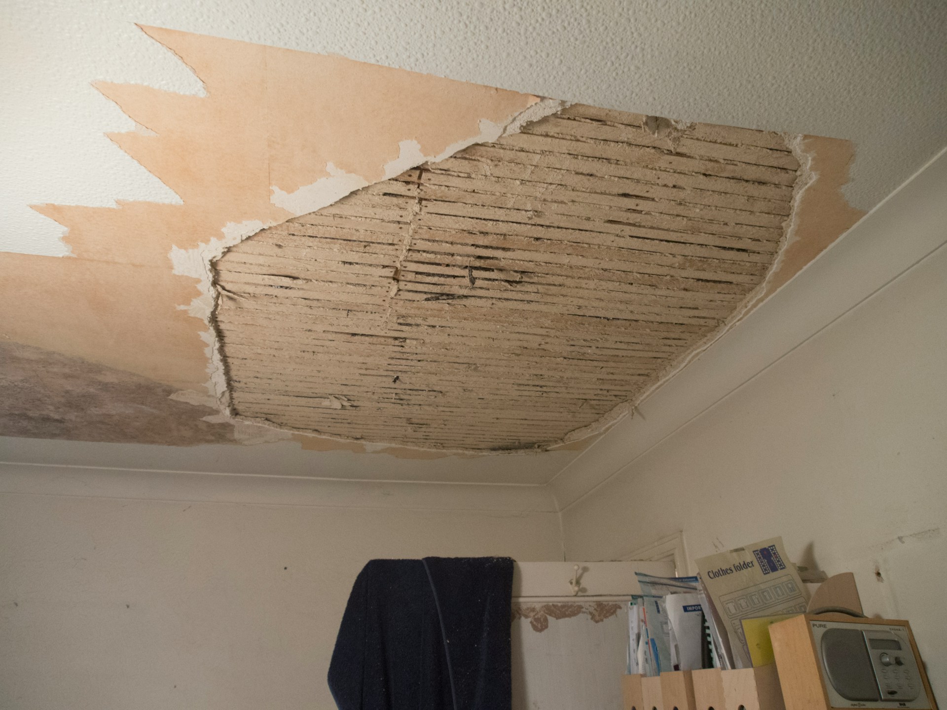 A room with a ceiling that has been torn off. Image by Unsplash