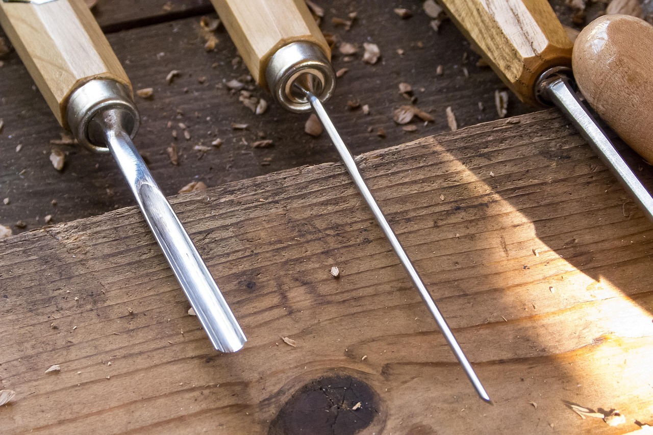 Tools to craft wood. Image by Pixabay