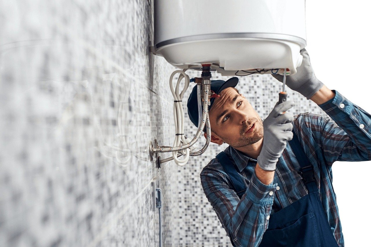 Professional plumber. Image by Pixabay