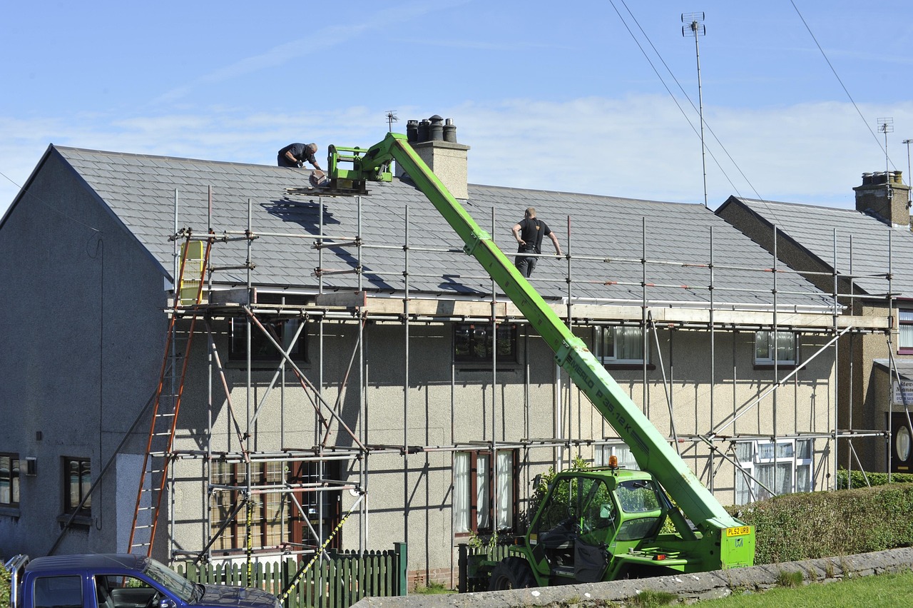 Scaffold roof tiles repair. Image by Pixabay