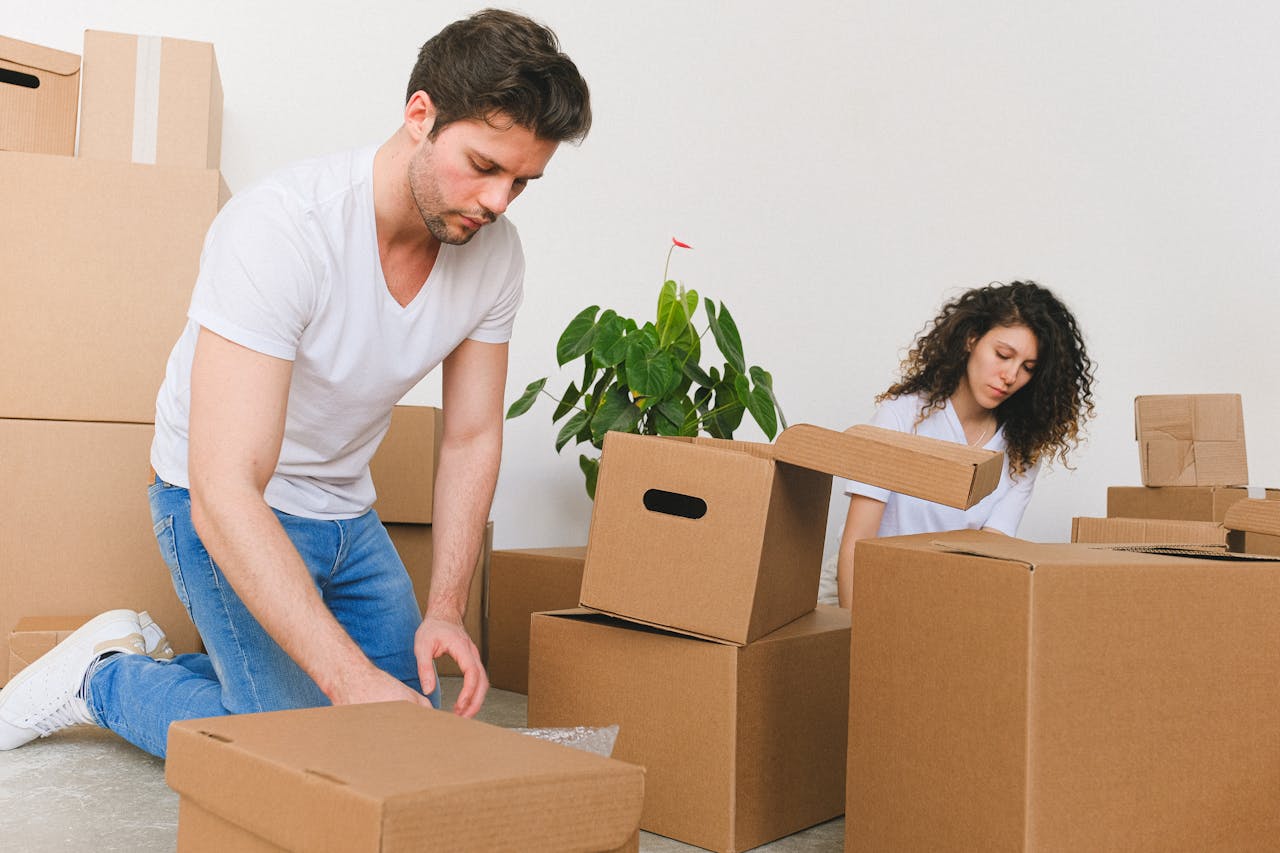2 people packing boxes