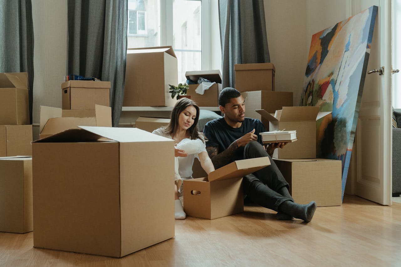 2 people packing boxes. Image by Pexels
